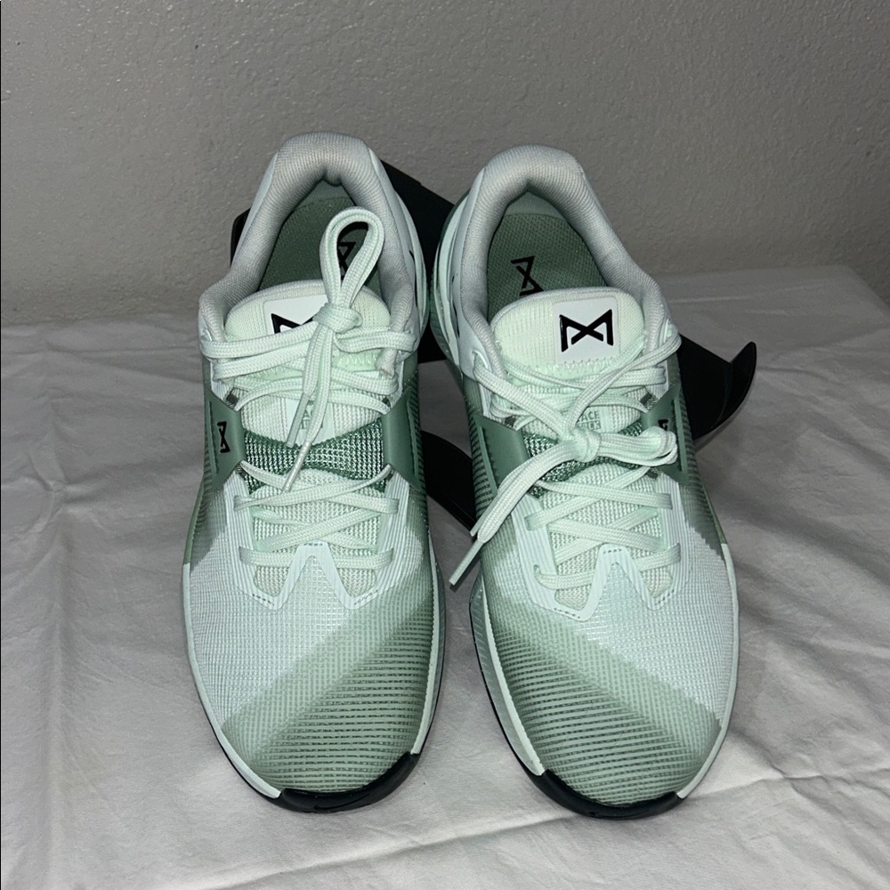 Nike Women's Green and Black Athletic Shoes NWOB - Picture 2 of 9